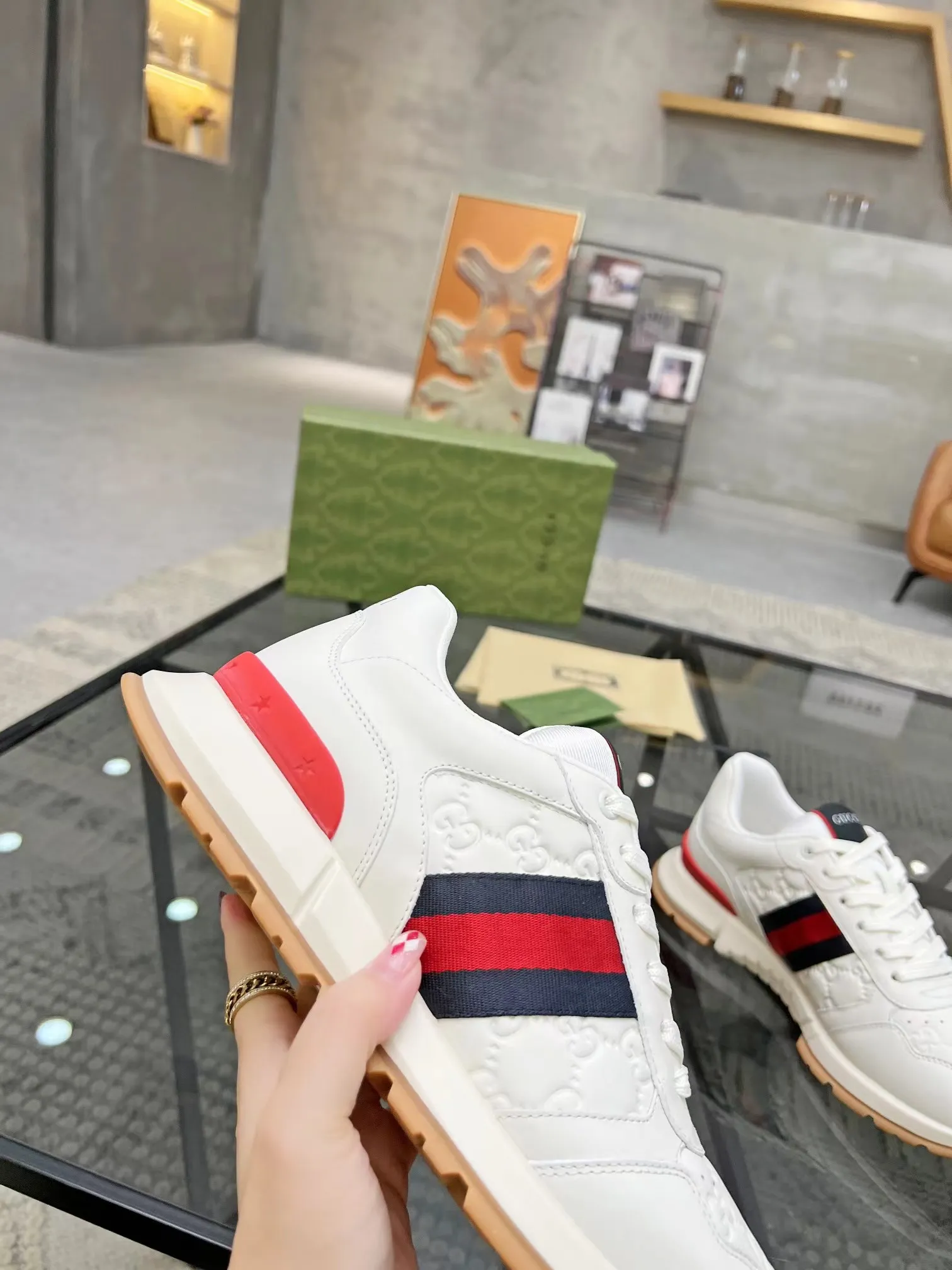 Factory price: 480💰New men's shoes GUCCI [Lightning] latest shoes shipped. Original quality, fashionable, made of special materials, sheepskin lining, brand new packaging. The foot feels super comfortable and the workmanship is impeccable. Size: 38-44, customized 45